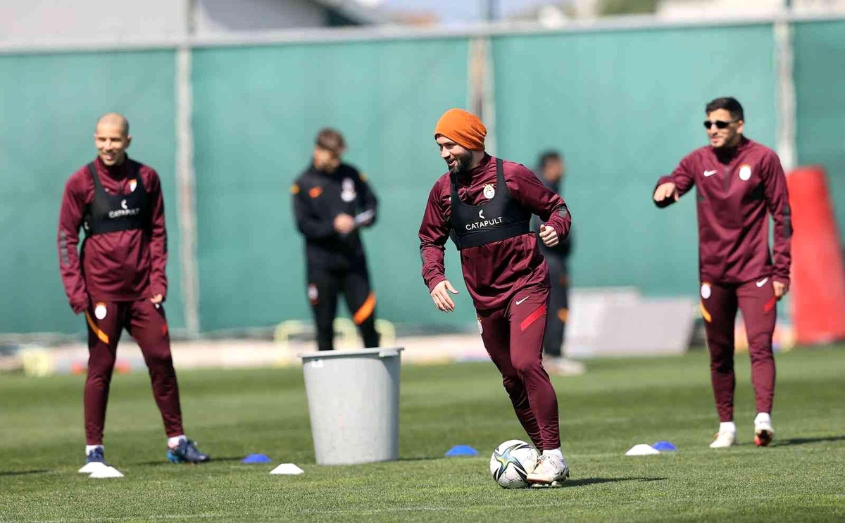 Galatasaray, Beşiktaş maçı hazırlıklarını İzmir\'de sürdürdü