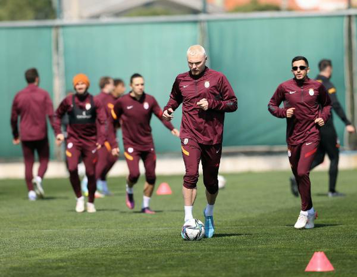 Galatasaray, derbi hazırlıklarını İzmir\'de sürdürdü