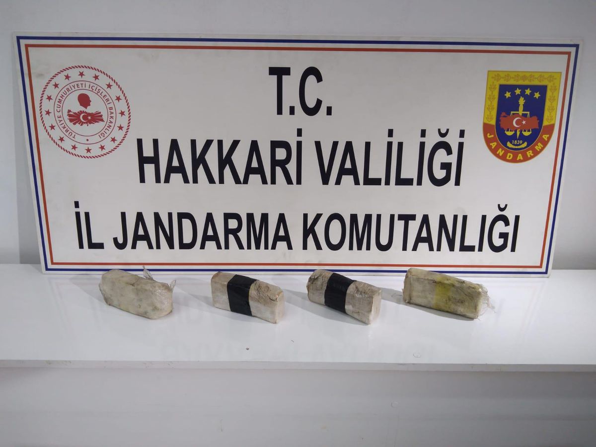 Hakkari\'de bir aracın lastiklerinde 2 kilogram eroin ele geçirildi