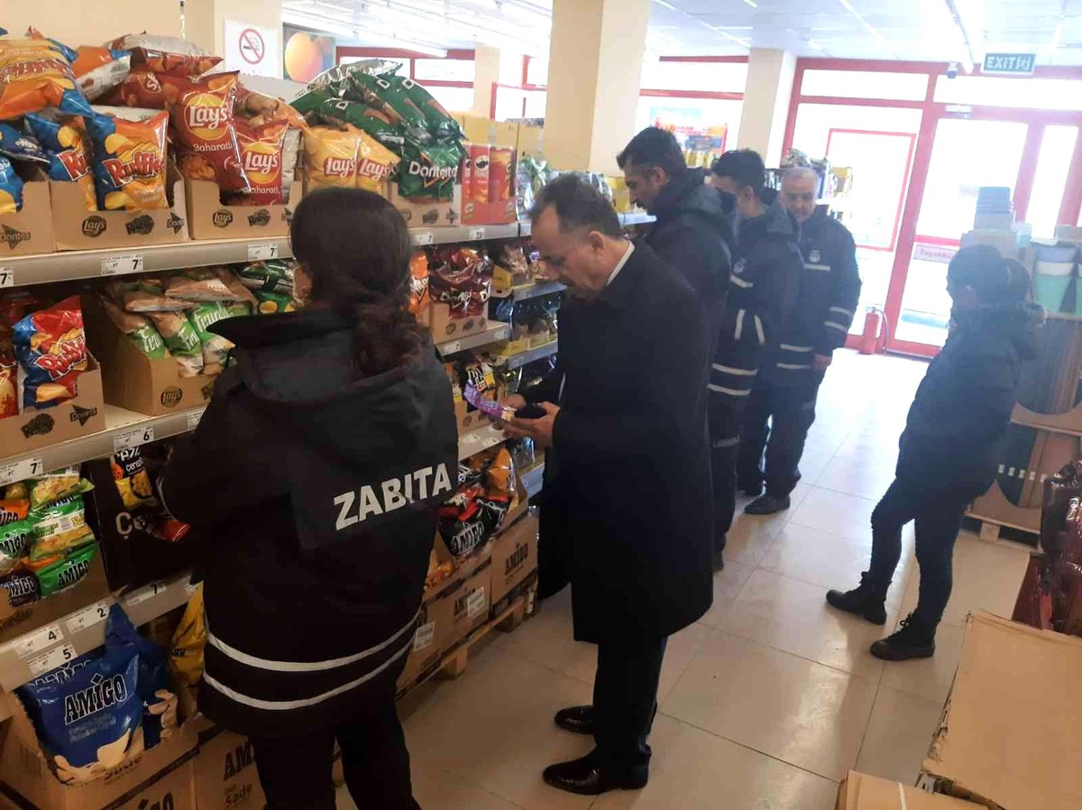 Hakkâri zabıtası tarihi geçmiş ürünleri imha etti