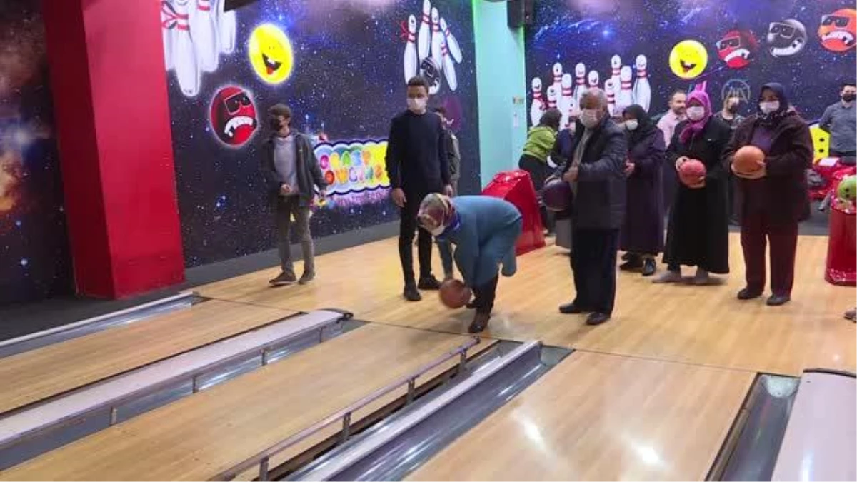 Hayatlarında ilk kez bowling oynayıp çarpışan arabaya bindiler