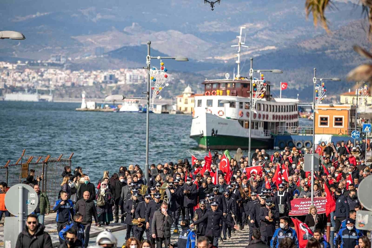 İzmir\'de İstiklal Marşı\'nın kabulünün yıldönümü coşkuyla kutlandı