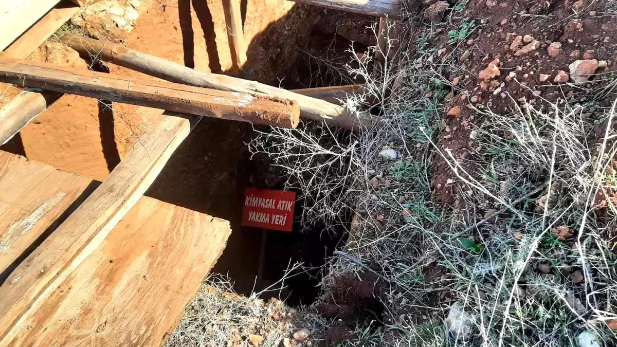 Şeytanın aklına gelmez: Kaçakçılıklarını gizlemek için kazdıkları yere \'kimyasal atık\' tabelası astılar