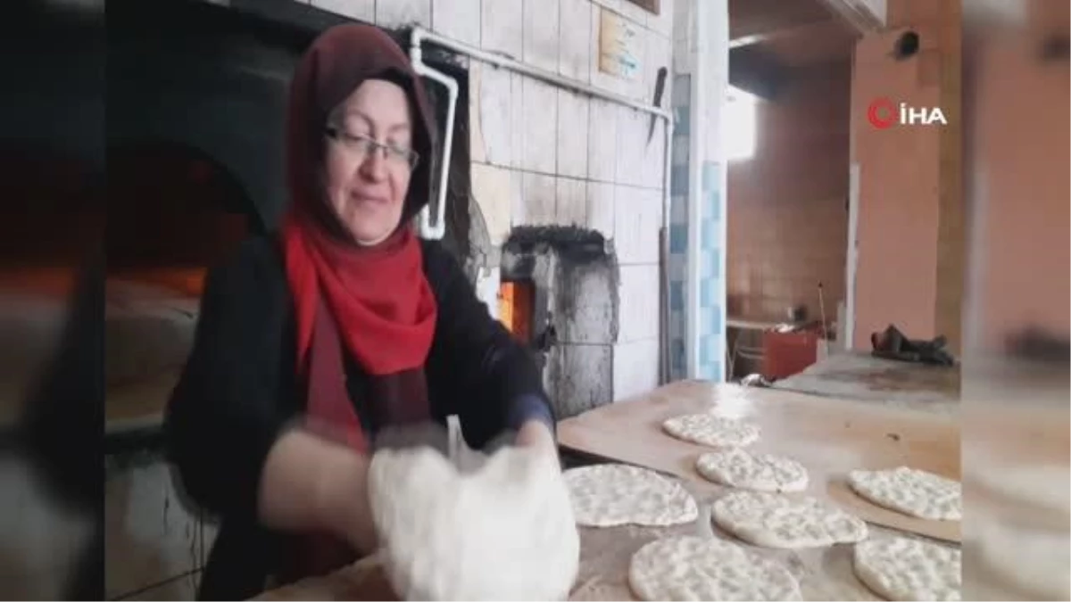 Kadın fırın ustası 30 yıldır ekmeğini hamurdan çıkartıyor