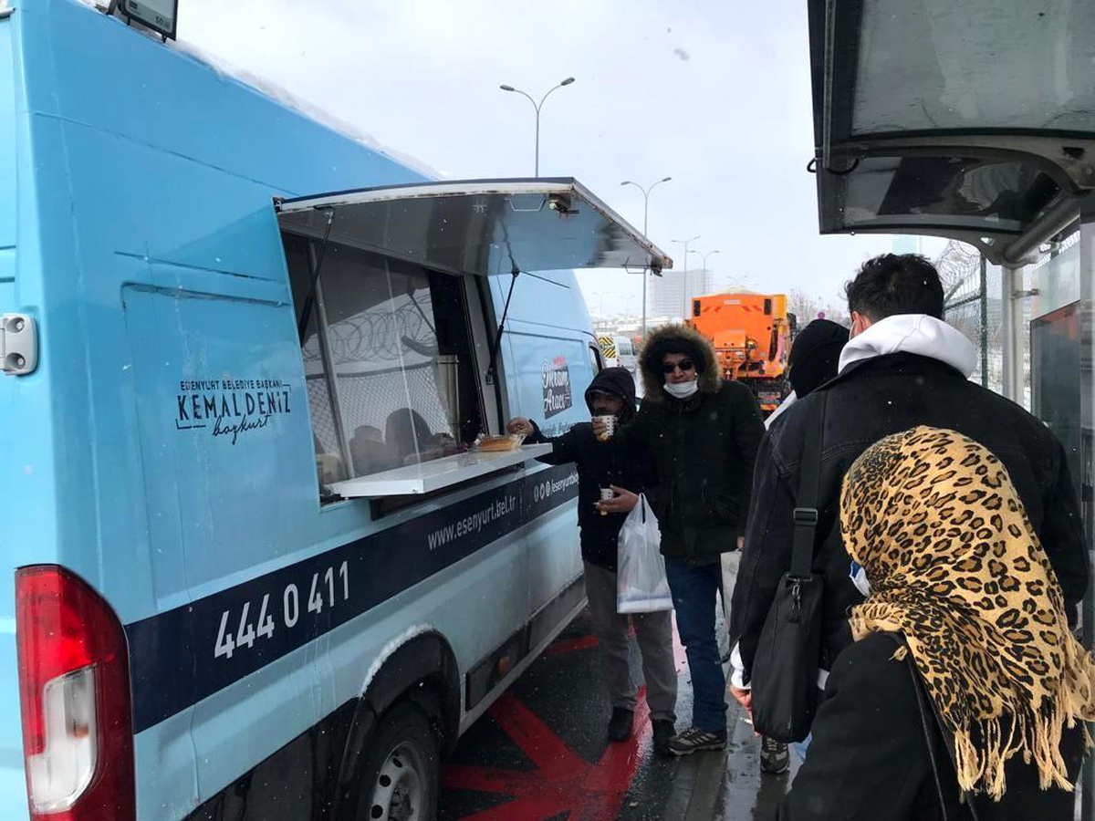 Kar yağışı Esenyurt\'ta hizmetleri aksatmadı