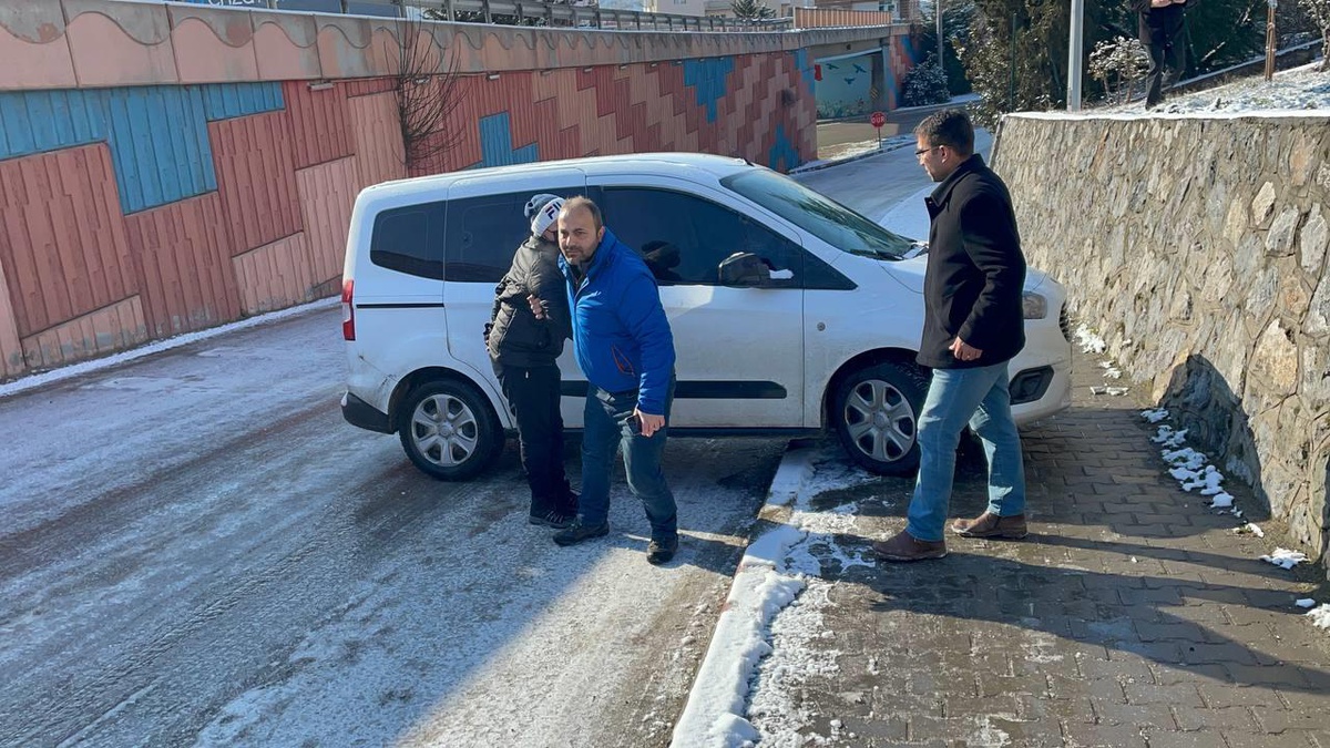 Karabük\'te buzlanan yollarda trafik kazaları meydana geldi