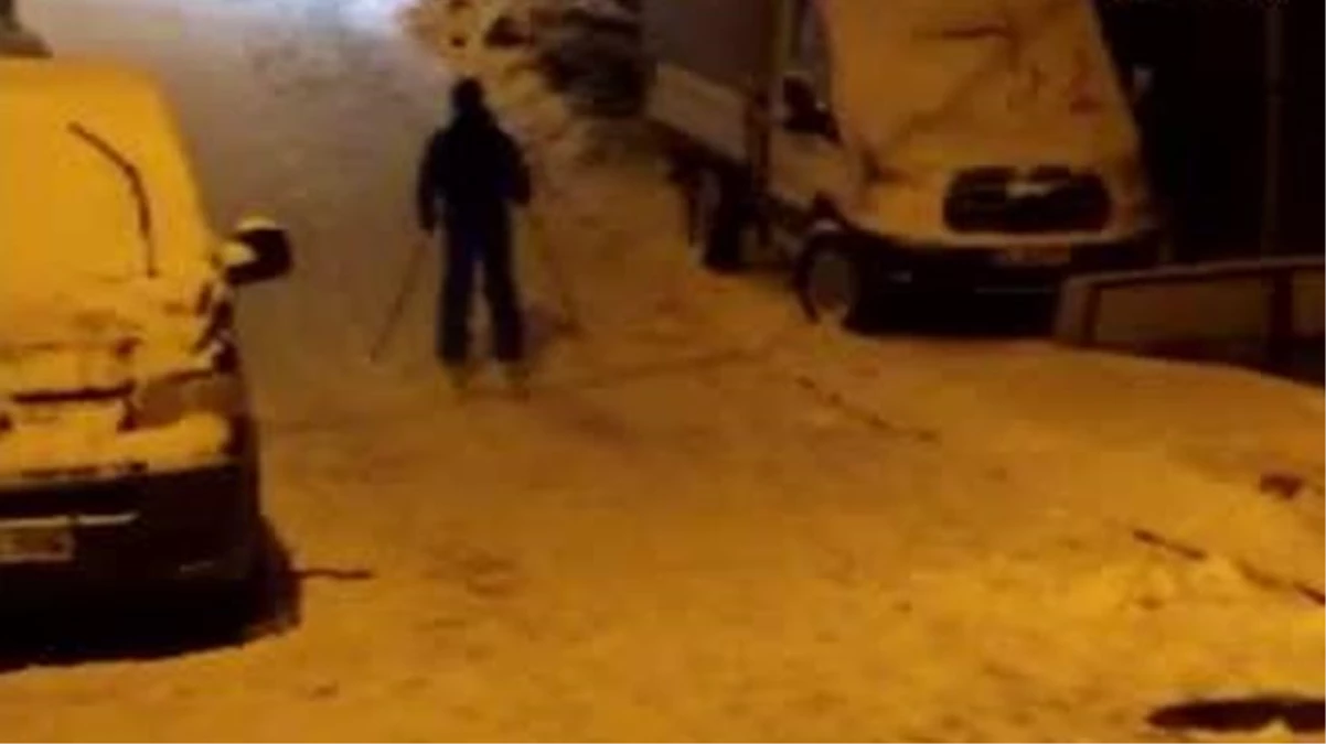 Amatör kayakçı fırsatı kaçırmadı, oğlunu sırtına alarak İstanbul sokaklarında kayağa çıktı