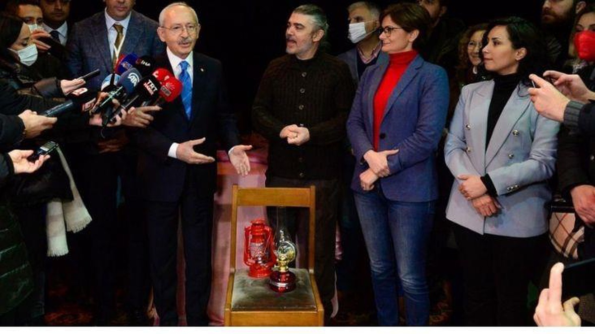 Kılıçdaroğlu elektriği kesilen Moda Sahnesi\'ne Bahçeli\'nin gönderdiği kandillerle gitti