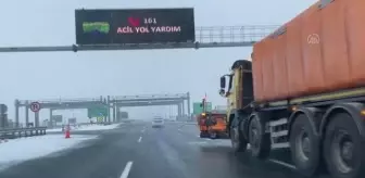 Kuzey Marmara Otoyolu'nda kar küreme ve tuzlama çalışması