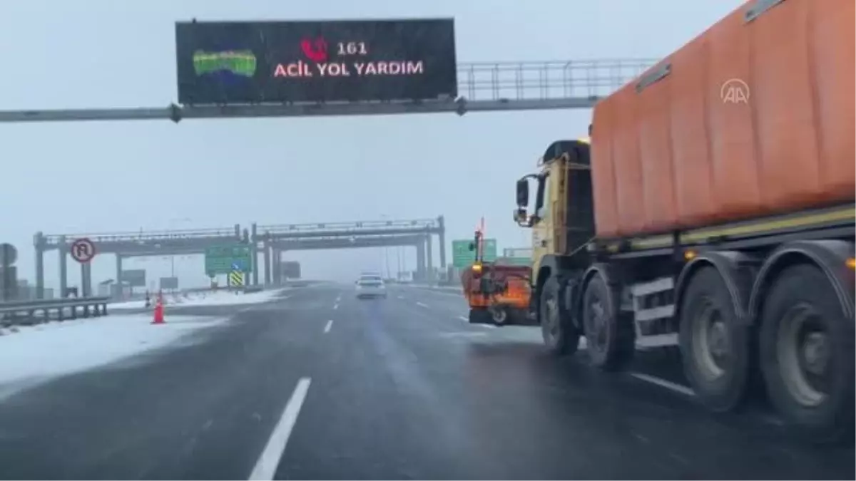 Kuzey Marmara Otoyolu'nda kar küreme ve tuzlama çalışması