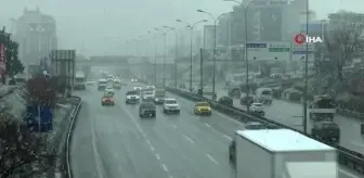 Maltepe'de aniden başlayan kar yağışı sise neden oldu, sürücüler ilerlemekte zorlandı
