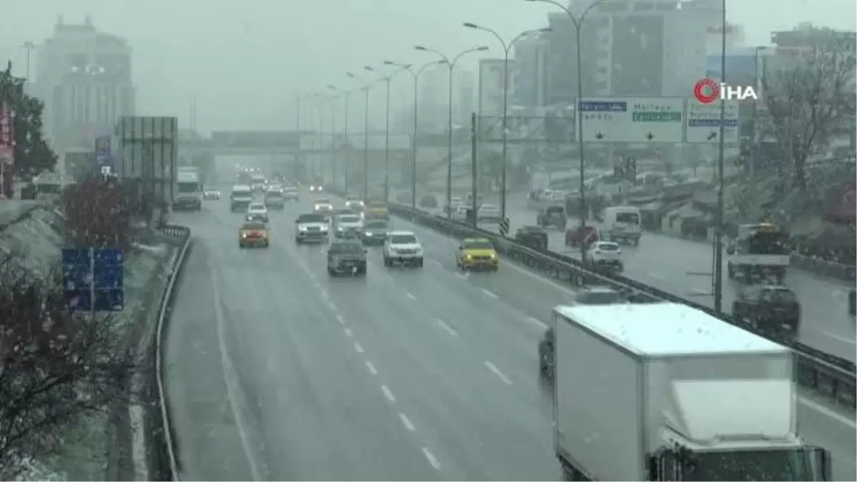 Maltepe'de aniden başlayan kar yağışı sise neden oldu, sürücüler ilerlemekte zorlandı