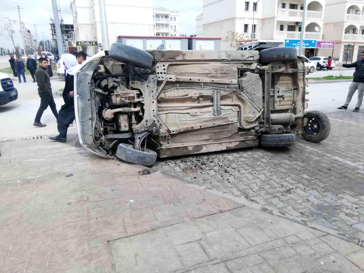 Mardin\'de çarpışan araçlar yoldan çıkıp yayalara çarptı: 3 yaralı