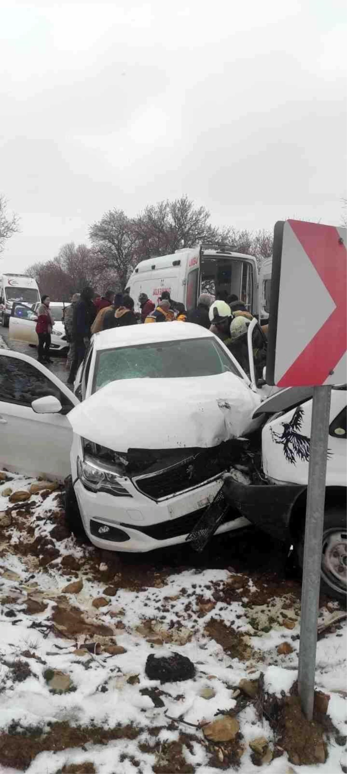 Mardin\'de otomobil ile minibüs çarpıştı: 5 yaralı