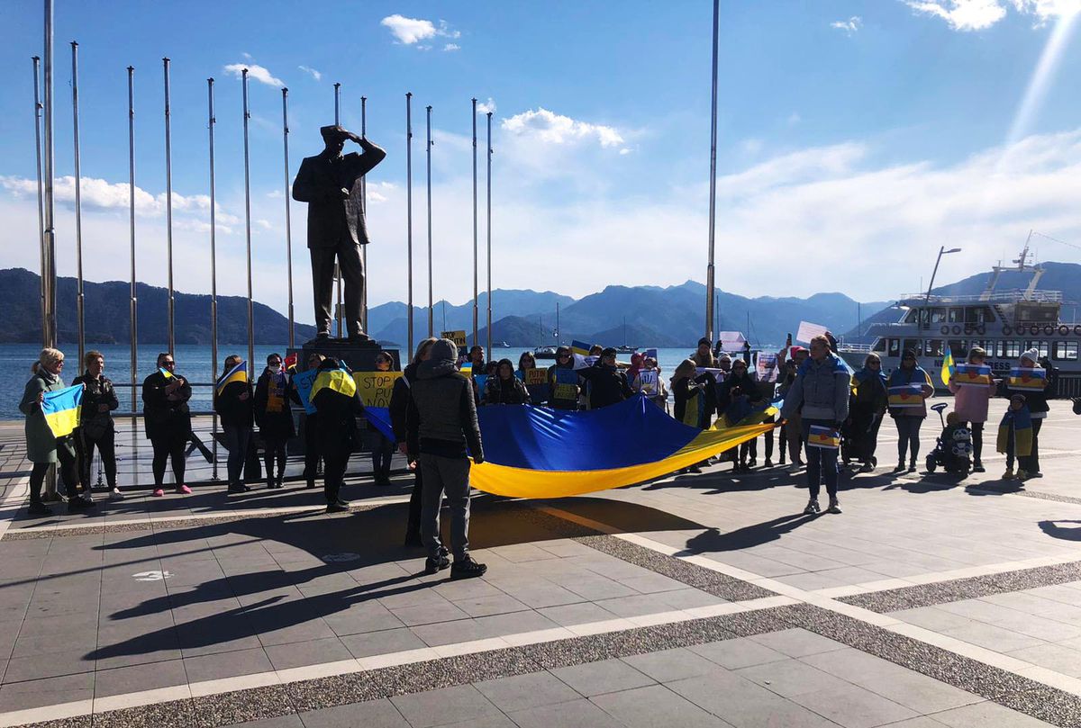 Marmaris\'te yaşayan Ukraynalılar, Rusya\'nın ülkelerine saldırısını protesto etti