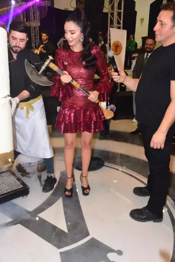 Öykü Gürman, baltayla dondurma kesti