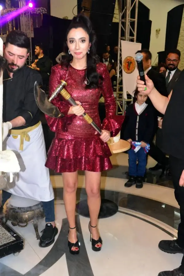 Öykü Gürman, baltayla dondurma kesti