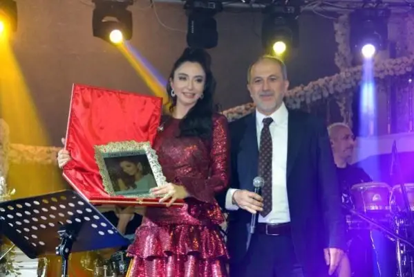 Öykü Gürman, baltayla dondurma kesti