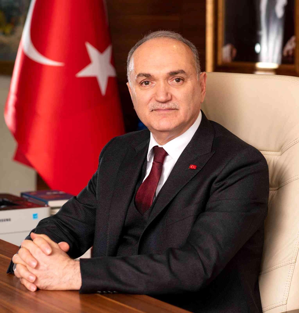 Özlü "İstiklal Marşı milli kimliği yansıtmaktadır"