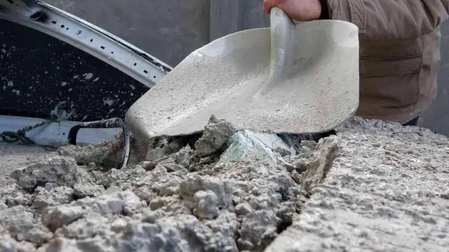 Şakanı dozu kaçtı! Arkadaşlarının 700 bin TL'lik lüks arabasını beton döküp pert ettiler