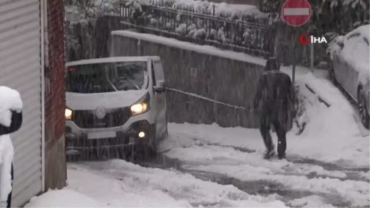 Sarıyer'de kar yağışından dolayı araçlar yokuşu çıkamadı