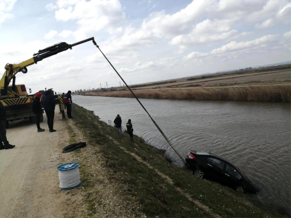 Şu kanalına gömülen otomobilden sağ kurtuldular