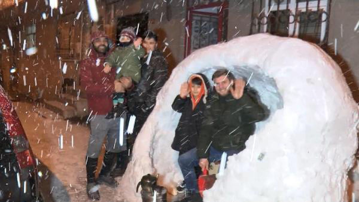 SULTANGAZİ'DE ESKİMOLARA ÖZENİP İGLO EV YAPTILAR