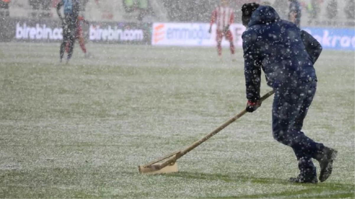 Başakşehir-Antalyaspor maçı kar yağışı sebebiyle ertelendi