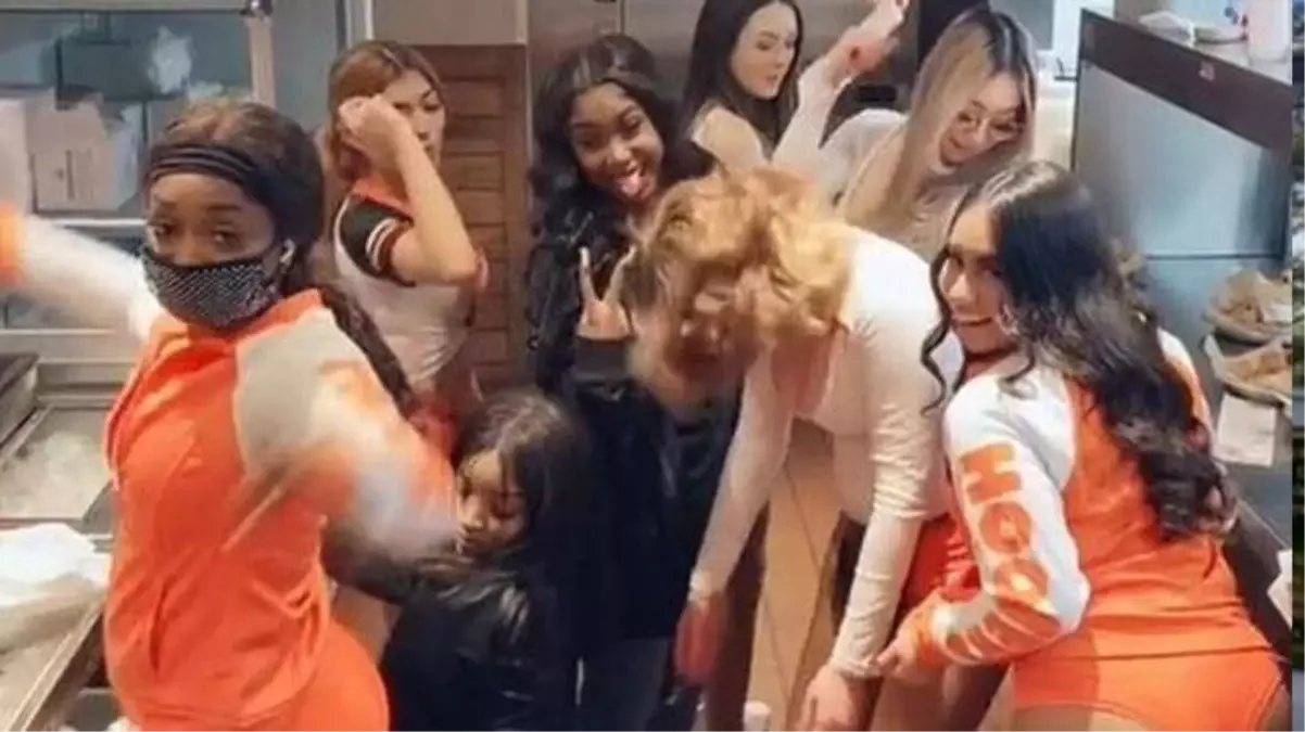 Tanga şortla twerk yapan kadın garsonlar sosyal medyanın gündemine oturdu