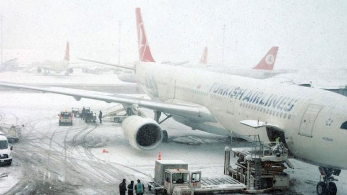 Kar yağışı ulaşımı durma noktasına getirdi! THY ve AnadoluJet\'in 192 seferi hava muhalefeti nedeniyle iptal etti