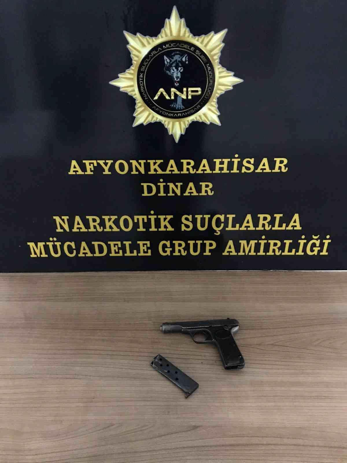 Uyuşturucu operasyonunda aranan şahıs tabanca ile yakalandı