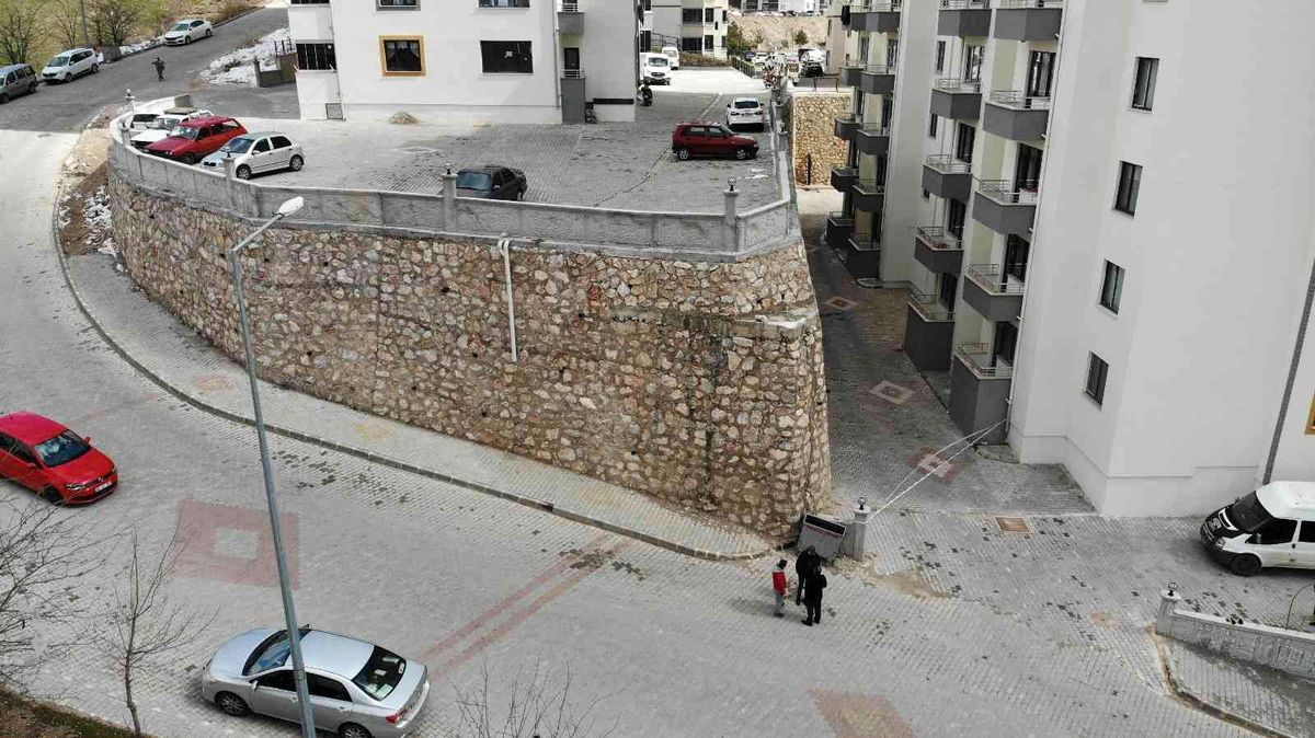 12 katlı binanın istinat duvarında oluşan çatlaklar endişelendirdi