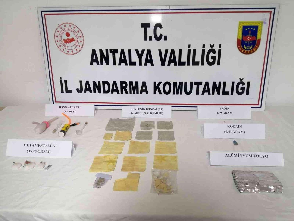 Antalya\'da 3 bin 300 kullanımlık emdirilmiş sentetik bonzai ele geçirildi