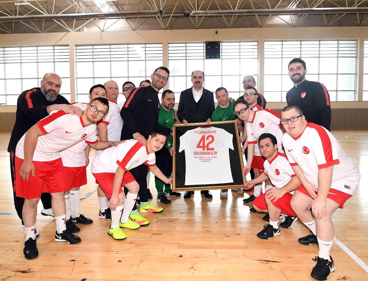 Başkan Altay\'dan Down Sendromlular Futsal Milli Takımı\'na ziyaret
