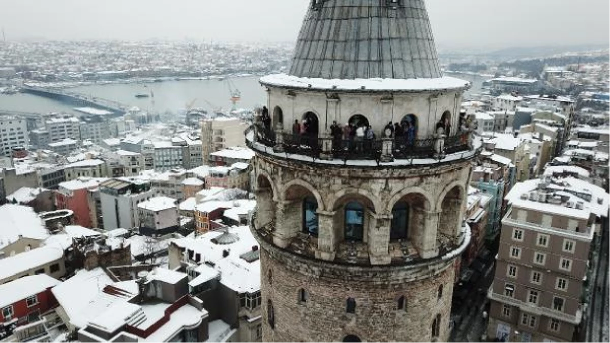 Beyaza bürünen Galata Kulesi ve Tarihi Yarımada havadan görüntülendi