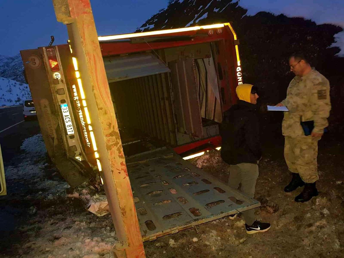 Bingöl-Diyarbakır karayolunda kamyon devrildi