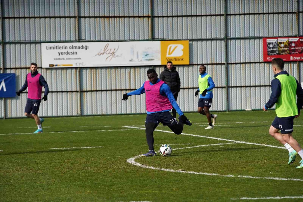 Çaykur Rizespor, Trabzonspor maçı hazırlıklarına ara vermeden başladı
