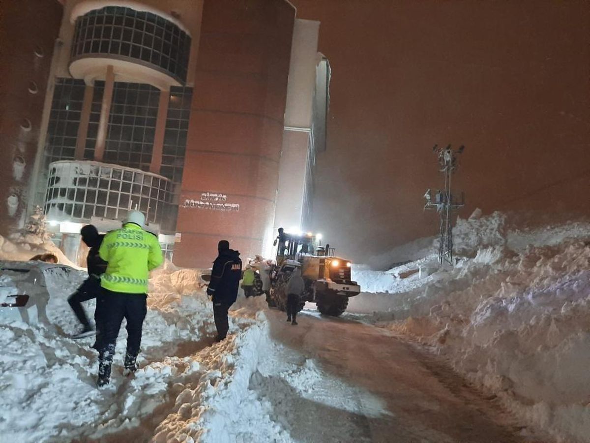 Çığ altında kalan 7 araç, AFAD tarafından çıkarıldı