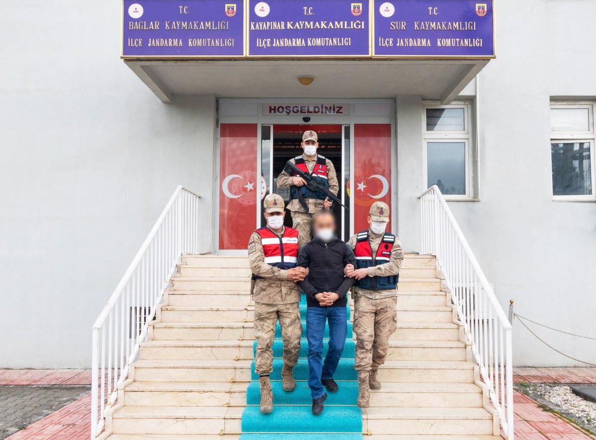 Diyarbakır\'da 13 yıl 9 ay kesinleşmiş hapis cezası bulunan firari hükümlü yakalandı