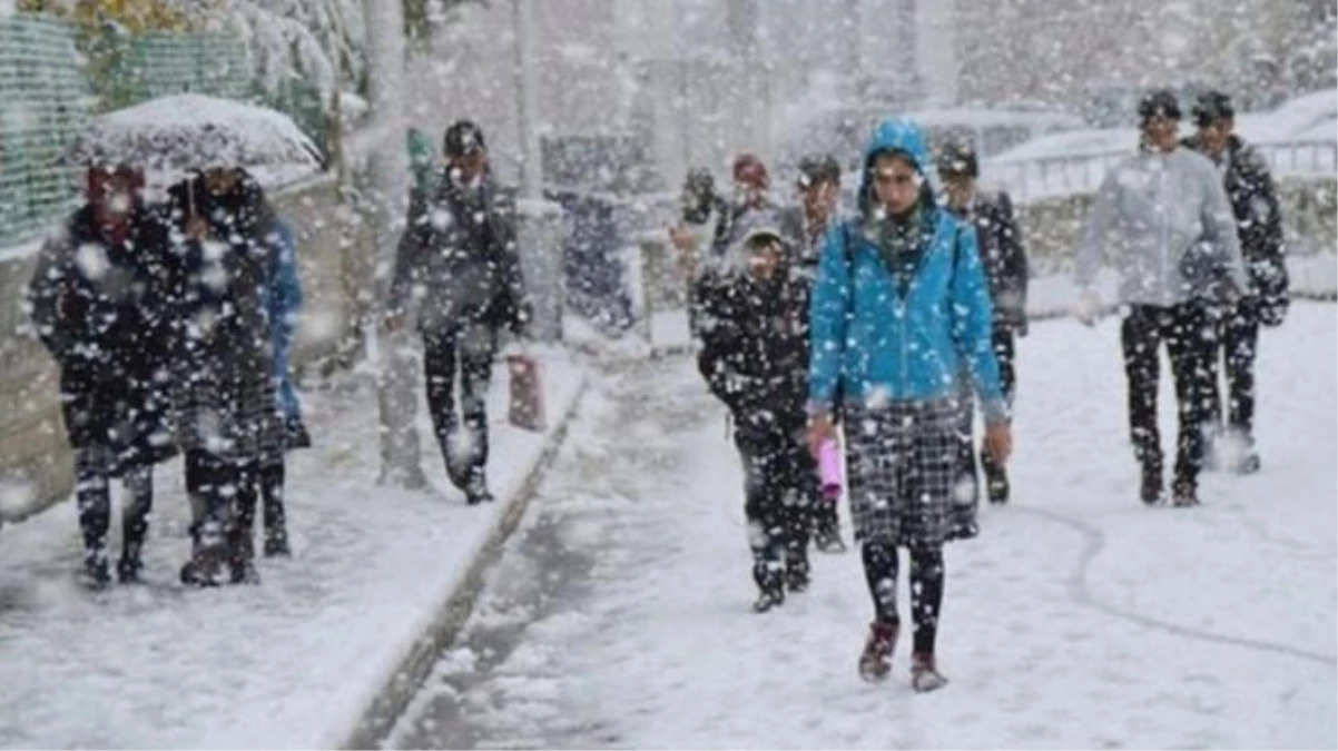 Kar bazı illerde kendini göstermeye devam ediyor! 16 ilde okullar tatil edildi