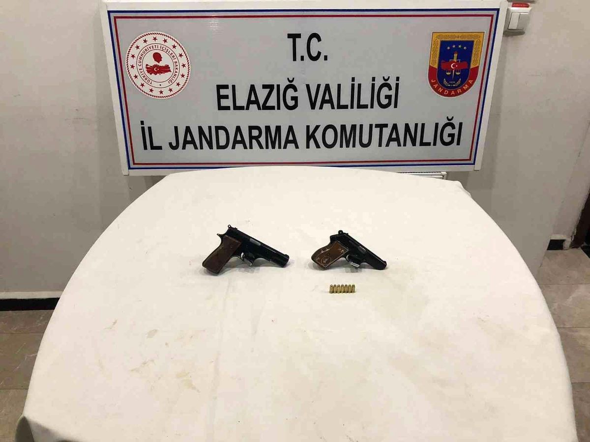 Elazığ\'da 2 adet ruhsatsız tabanca ele geçirildi