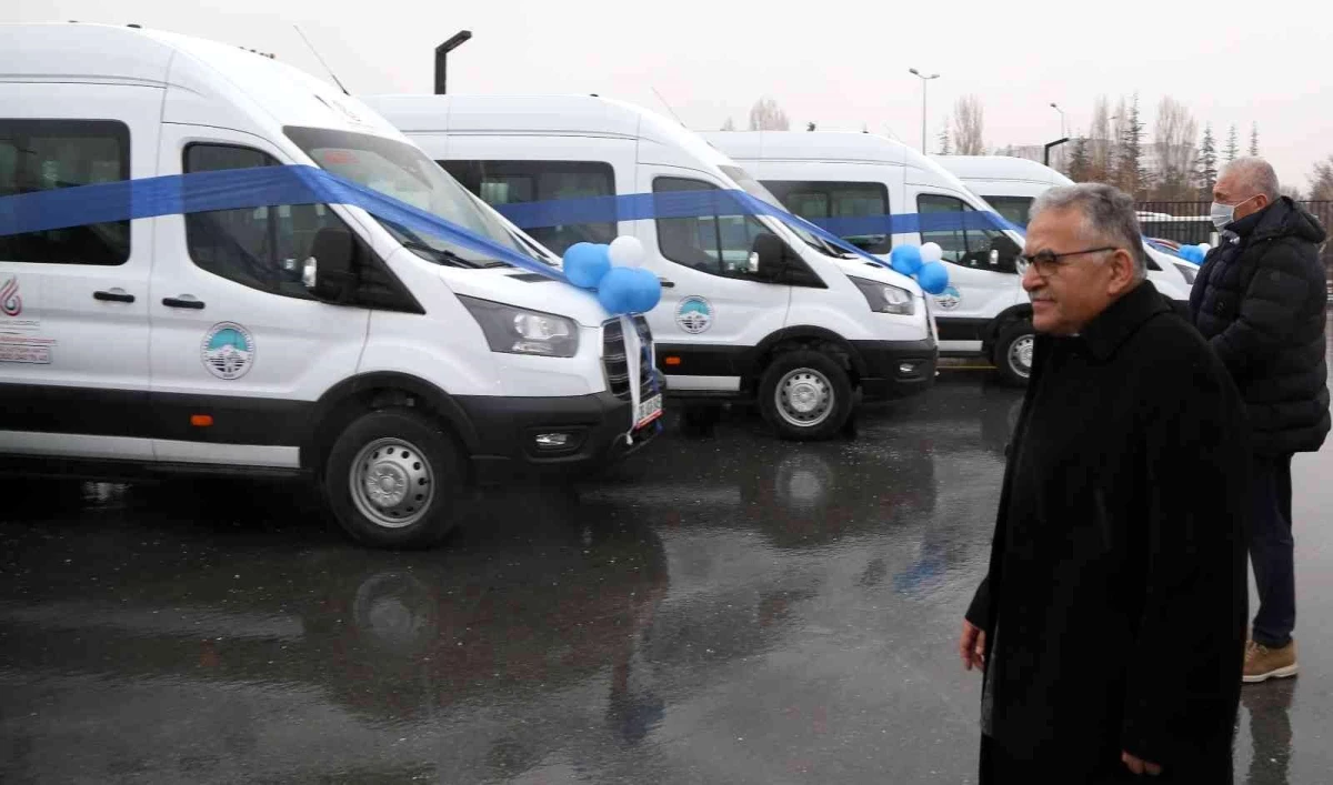 Kayseri Büyükşehir Belediyesinden Engelsiz Yaşam Merkezi'ne 8 yeni servis aracı