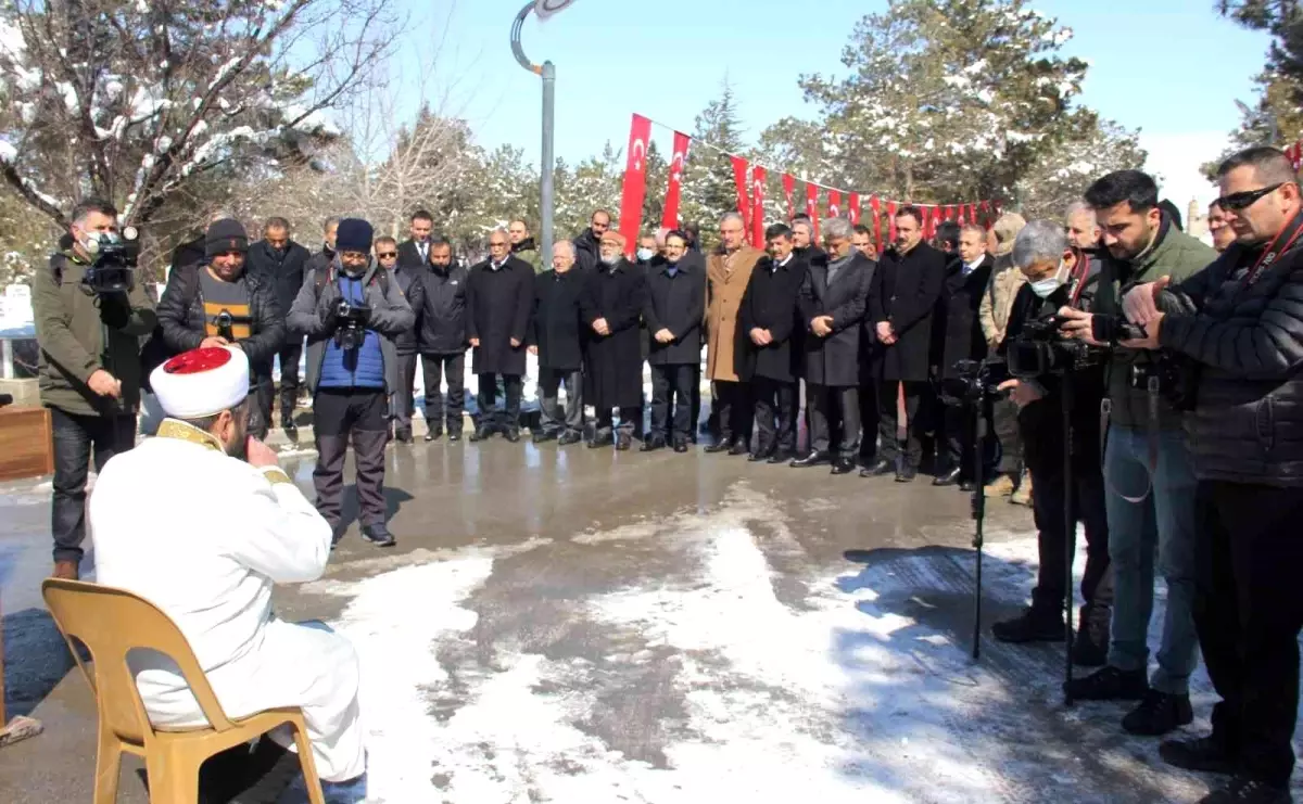 Erzincan\'da deprem şehitleri dualarla anıldı