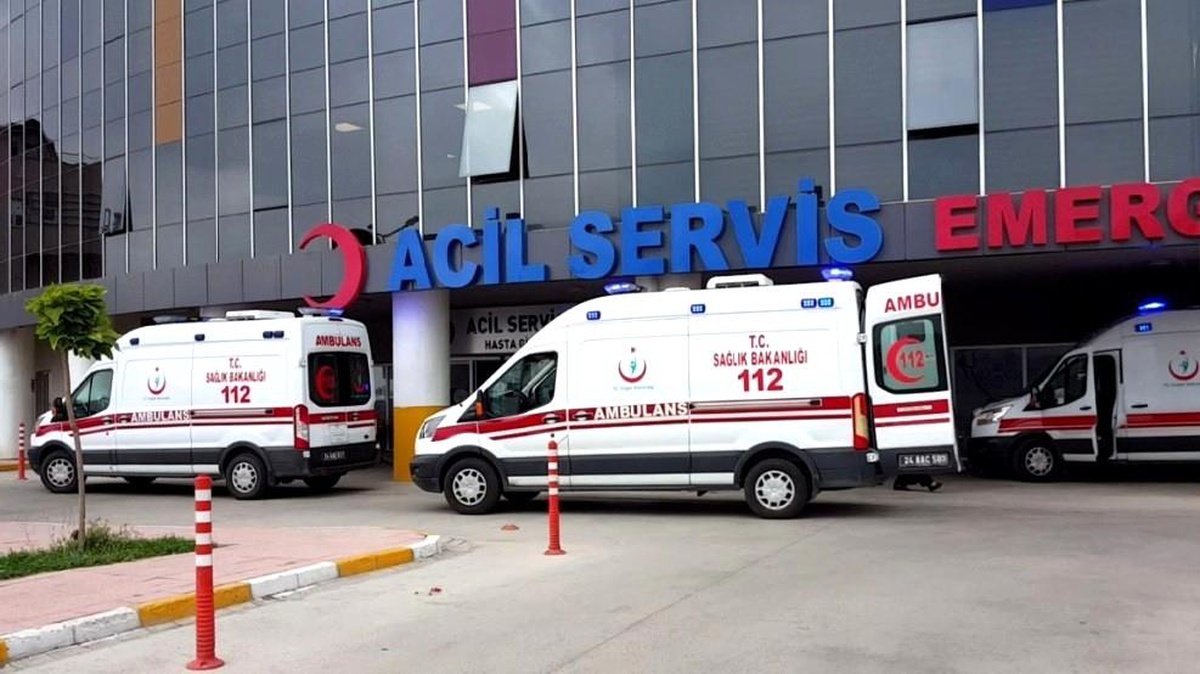 Erzincan\'da eşlerin tartışmasına aile yakınları da katılınca çıkan kavgada 1\'i polis 11 kişi yaralandı