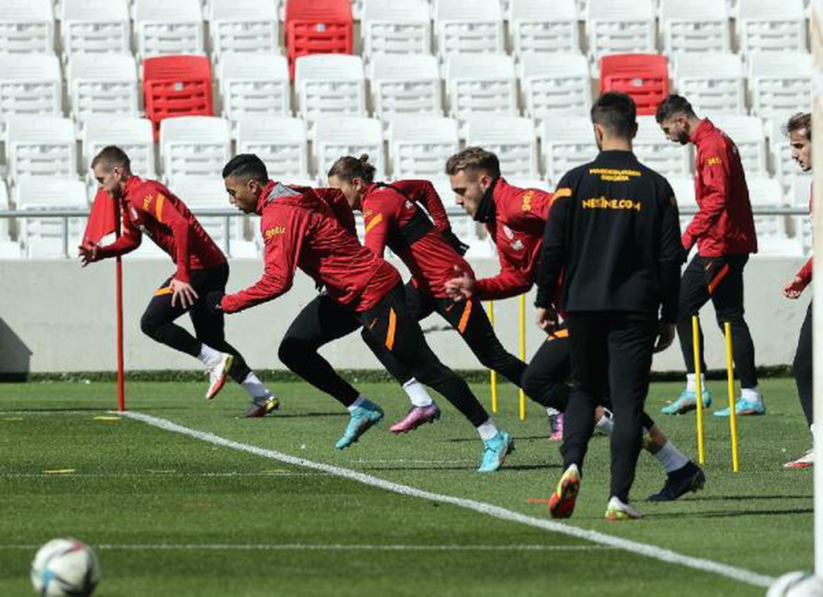 Galatasaray, Alsancak Mustafa Denizli Stadı\'nda çalıştı