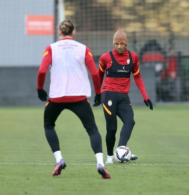 Galatasaray, Alsancak Mustafa Denizli Stadı'nda çalıştı