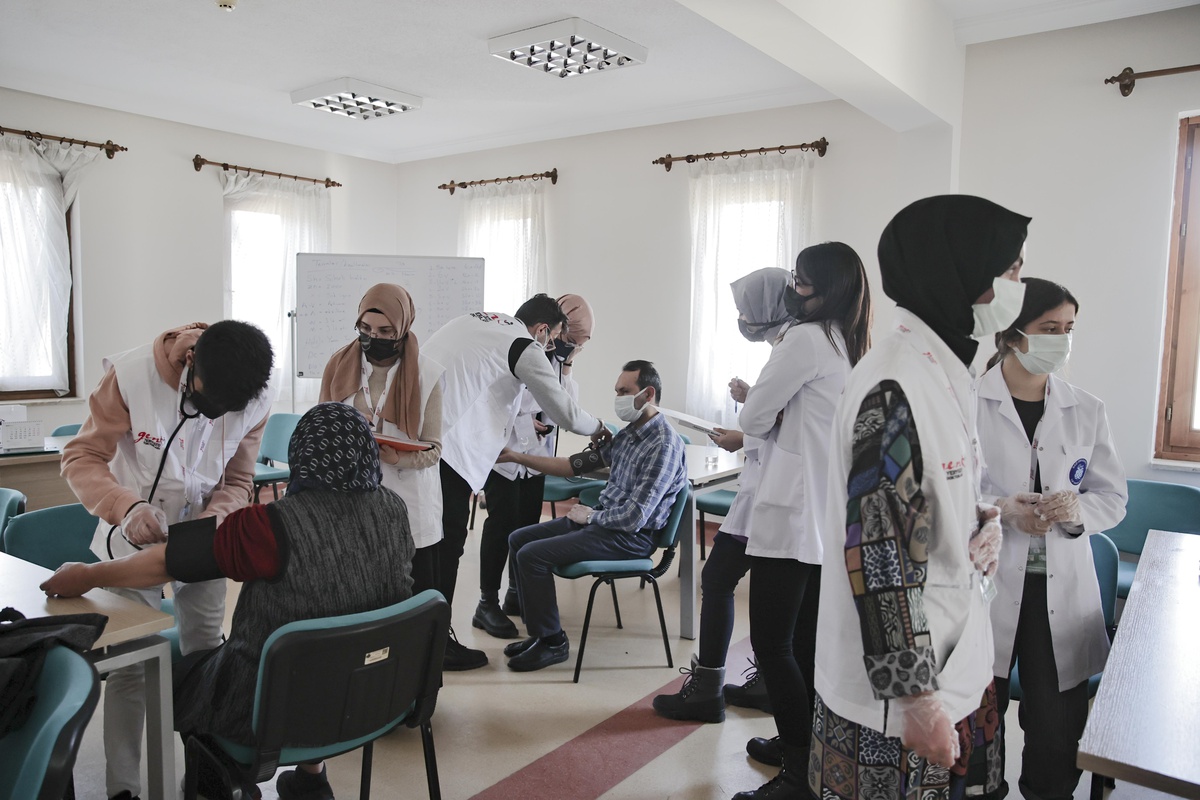 "Genç Yeryüzü Doktorları" vatandaşları gönüllü muayene etti