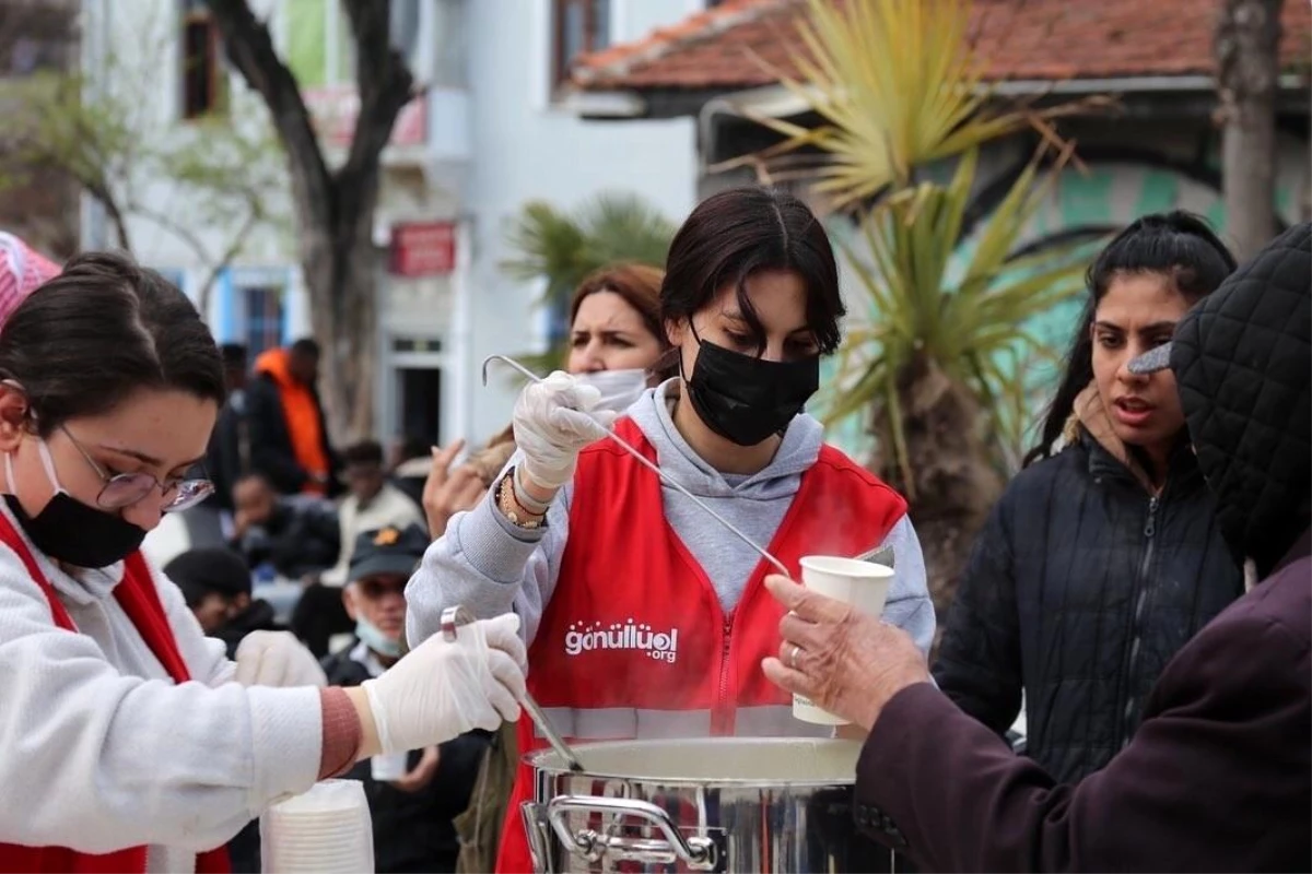 Gönüllüler İzmir\'de sıcak çorba dağıttı