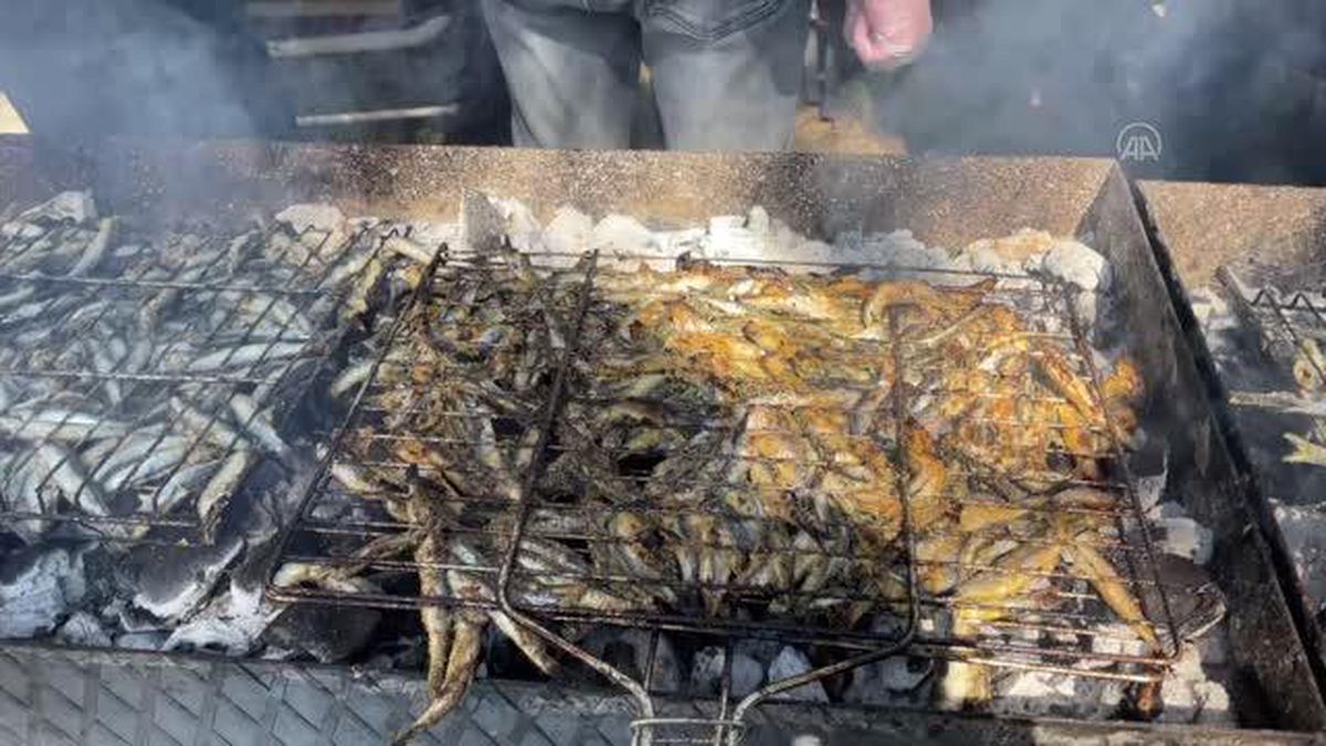 Hamsi şenliğinde 2 ton hamsi tüketildi