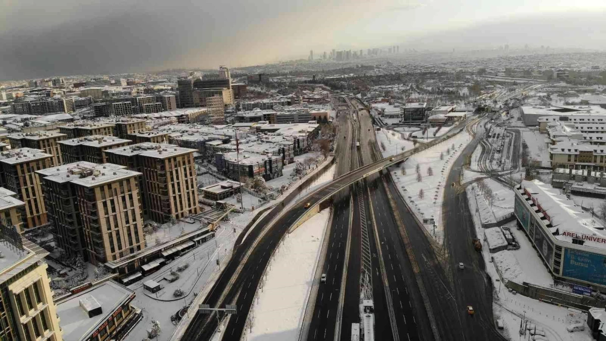 İstanbul\'a kar yağdı, yollar boş kaldı